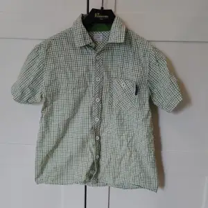 Grön- och vitrutig bomullsskjorta i strl 134/140. Har haft den länge men den är fortfarande i väldigt fint skick. Säljer eftersom den är för liten.