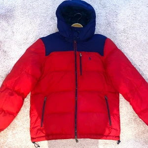 Polo jacka - Säljer denna varma vinterjackan i mycket bra skick i storleken M. Ni får gärna höra av er samt ge bud.😊