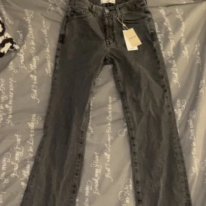 Säljer dessa gråa bootcut jeans - Jätte bra skick, aldrig använd då det blev fel storlek och jag glömde bort att byta. Lapp finns kvar. Storlek: 36/S. Köpta från booztlet.com, Jag är 163,5 så det är lite långa för mig. Köpte för 400kr