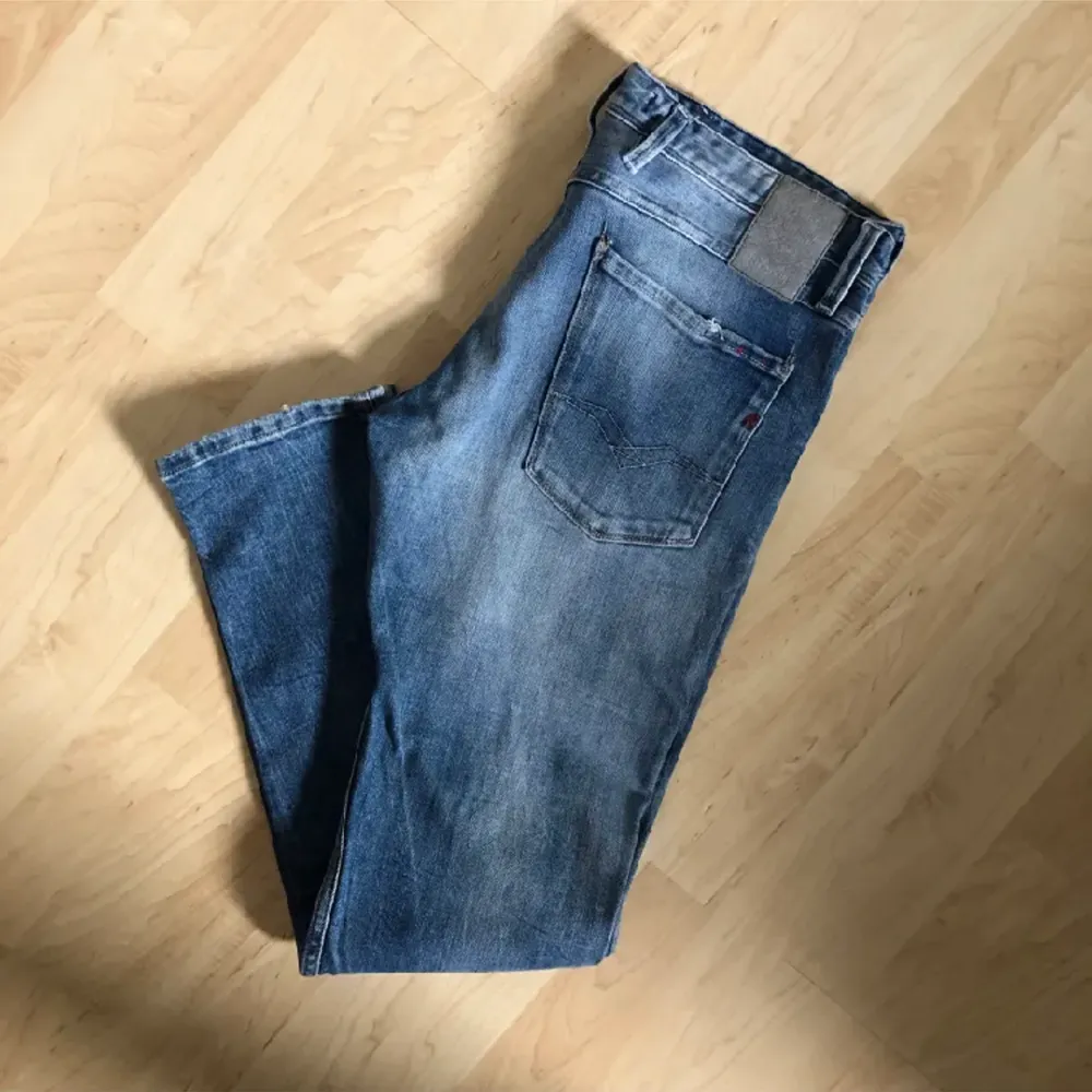 Säljer dessa assnygga replay jeans då jag köpt dem men de inte passade. Skick 9/10. Jeans & Byxor.