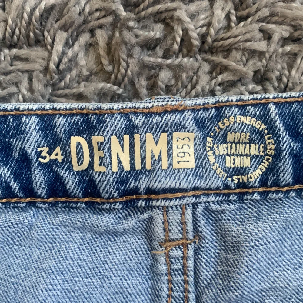 Fina mid jeans i storlek 34 som säljs då de inte kommer till användning längre. I fint skick💗 nypris 500. Jeans & Byxor.