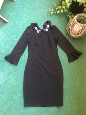 Ny!! Tuff klänning  - Tuff klänning med detaljer runt halsen Kommer från Newyorker. Helt ny. Lite stretch i tyget.