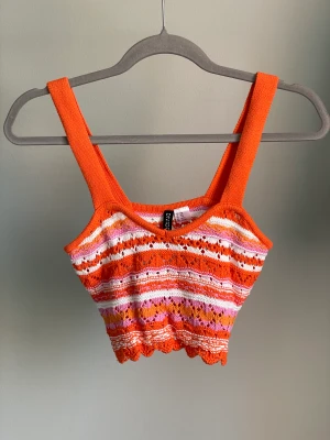 Topp - Söt stickad topp från HM, säljer då jag inte får användning av den. Helt oanvänd med prislapp kvar, nypris 149 kr och säljer nu för 50 kr. Storlek XXS men stor i storleken💕