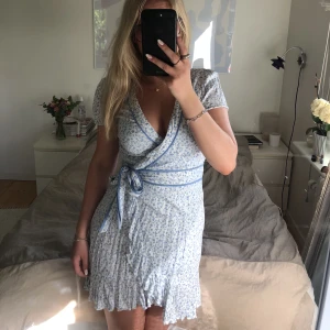 Blå sommarklänning💙 - Blå kort omlottklänning som är i perfekt skick💗