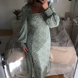 Grön sommarklänning🌷 - Superfin grön sommarklänning som passar perfekt till midsommar. Bara använd en gång. 😊🫶🏻
