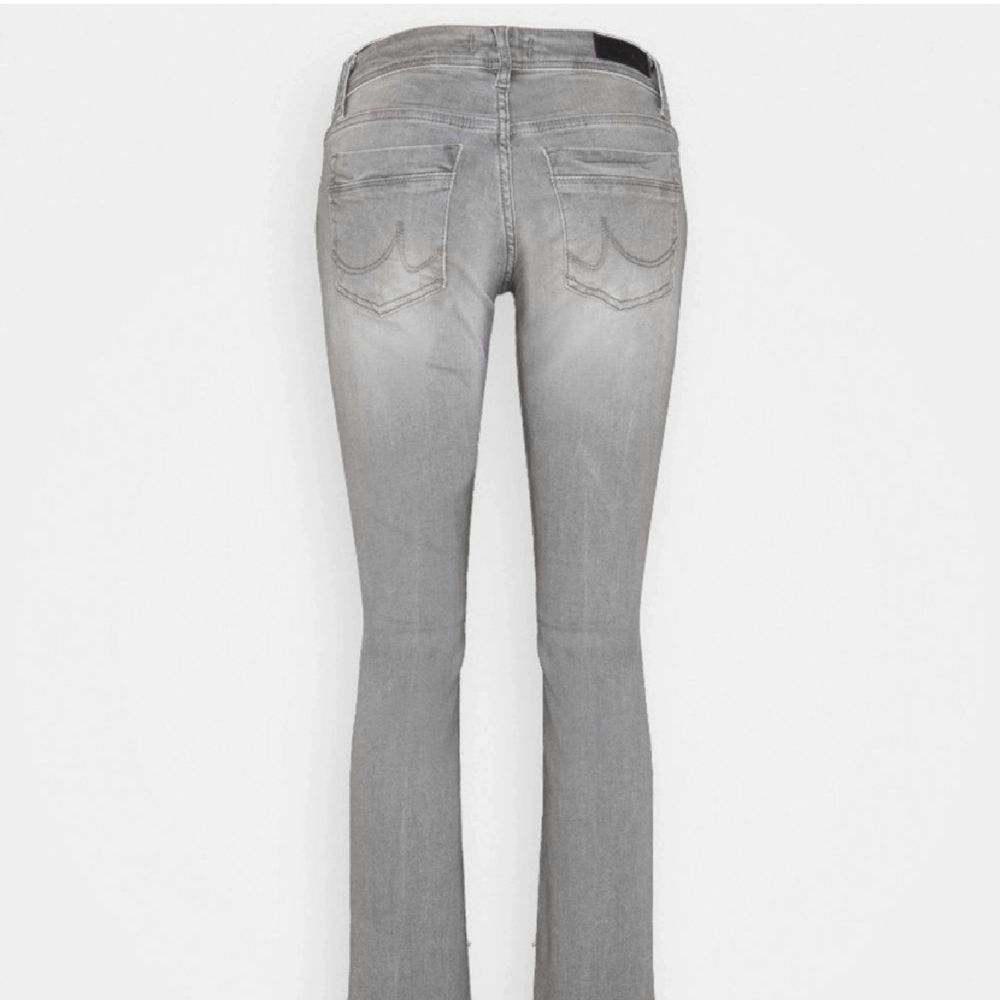 jätte fina långmidjade jeans me bootcut som inte kmr t användning! 💘. Jeans & Byxor.