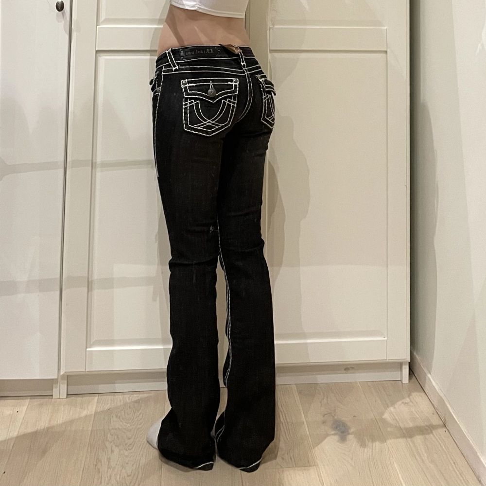 Snygga grå tru religion-liknande jeans i nyskick med lappen kvar💓låg midja och slim/bootcut! Midja ca 78 cm o innerben ca 84 cm. Jeans & Byxor.