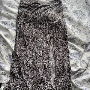 Denna fina mönstrade kjol är från gina💓den är otroligt skön och fin💓säljer för att den är för liten💓