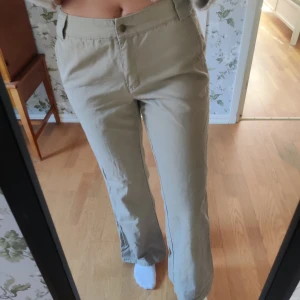 Ljusgröna byxor - Köpt från second hand. Är ursprungligen från KappAhl och är i storlek 40. Skulle säga att det mer en strl 38, men dom passar bra om man har lite höfter. Jag är 176cm lång och dom passar bra i längden! Ser helt nya ut💐💐