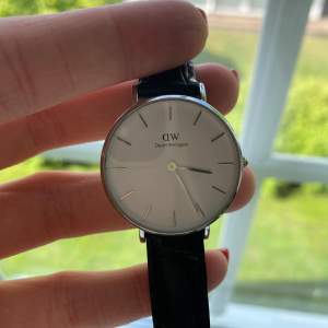 Lite mindre klocka med läder band i både svart och vitt från Daniel Wellington! 