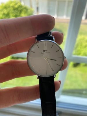 Klocka från Daniel Wellington - Lite mindre klocka med läder band i både svart och vitt från Daniel Wellington! 