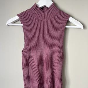 Halterneck top - Lila halterneck top, aldrig använd mycket bra skick. 