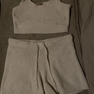 SHORTS OCH LINNE SET - Mysigaste settet ever från H&M men tyvärr kommer det inte till användning längre. Strl M i båda delarna men kan passa både S & L beroende på hur man vill att det ska sitta. Priset är för hela setet. 🌸💛