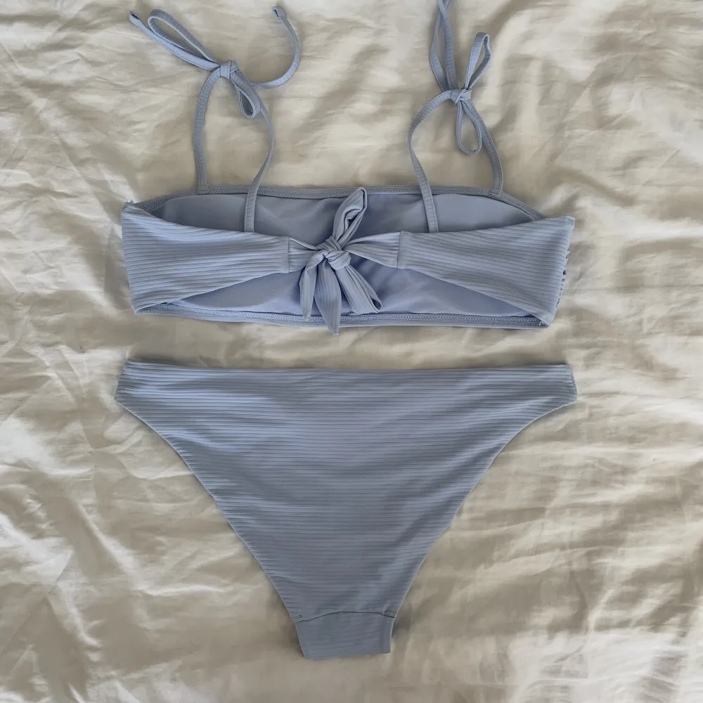 Ljusblå bikini från H&M som aldrig är använd utan enbart testad, toppen är en storlek 38 och underdelen storlek 36. Övrigt.