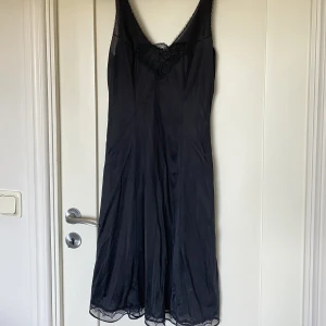 Black slip dress - Svart slipklänning med spets. Köpt i mycket bra skick från en vintage butik. Aldrig använd pga fel storlek. Ingen lapp, men uppskattad storlek är XS/S.