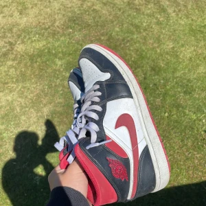 Jordan 1 mid - Ganska använda väldigt mycket liv kvar 7.5/10 insida häl urgången. Hojta! 41 passar 42