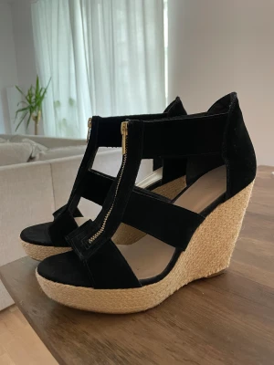 Pier one kilklack. Stl 40 - Använda 1 gång. Super bekväma men alldeles för höga för mig.