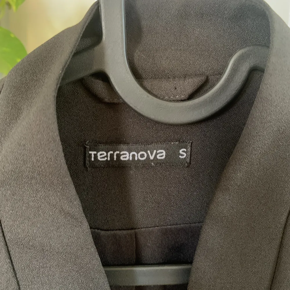 Säljer nu denna tunna blazer från märket Terranova som passar perfekt nu till sommaren! Den har i princip aldrig används av mig men är köpt från second hand! . Kostymer.