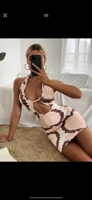 Klänning - Säljer denna helt oanvända klänning