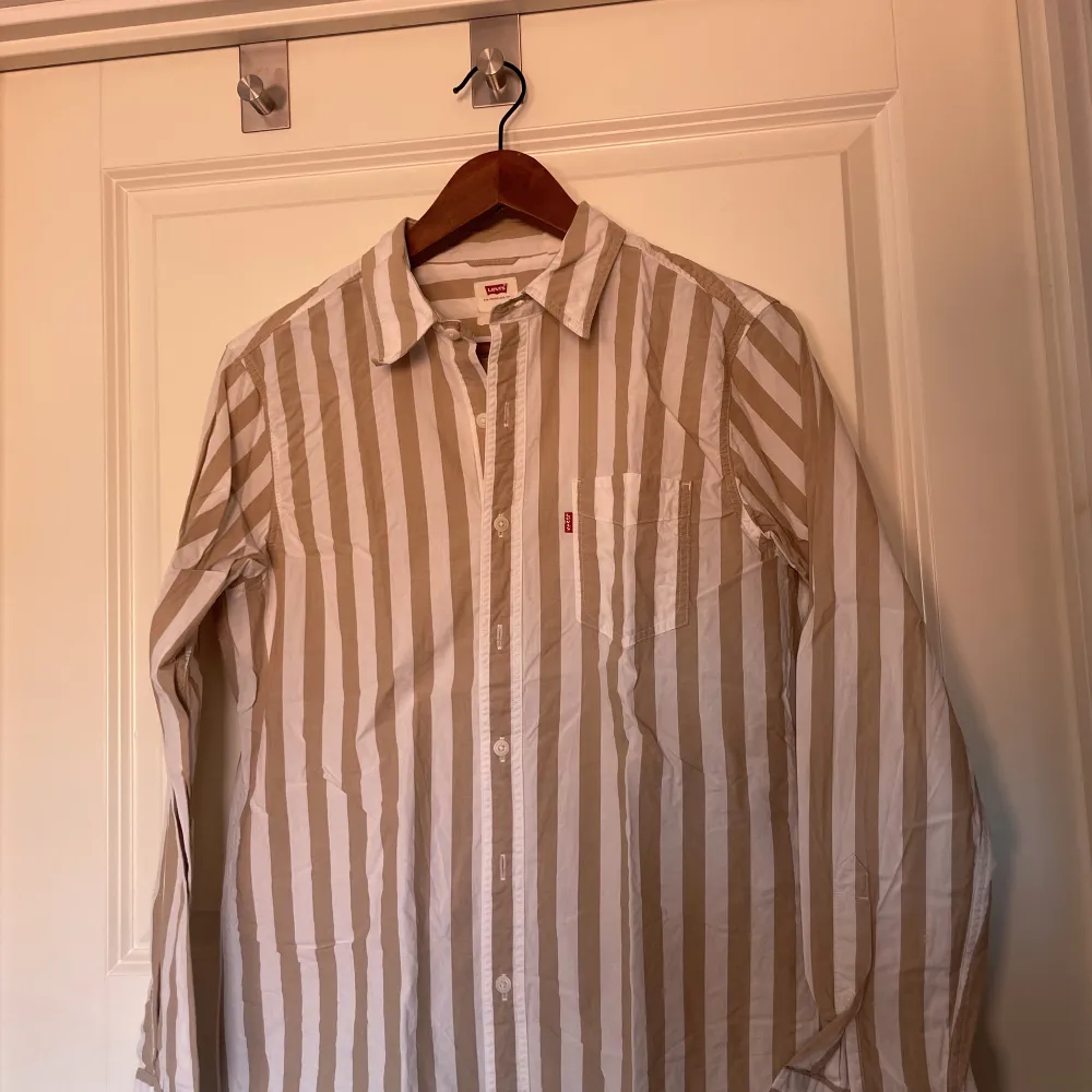 En snygg sommar skjorta från Levis. Väldigt lite använd.  Pris: 199kr. Skjortor.