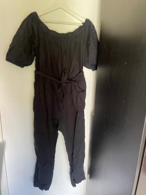 Svart byxdress  - Bekväm byxdress, aldrig använd