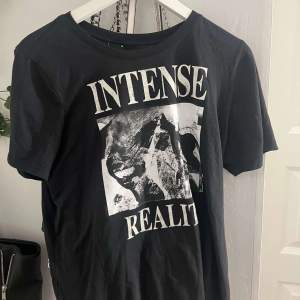 Jättefin T-shirt från Ginatricot som jag köpte 2021 men har bara använt ett fåtal gånger. Om många är intresserade av att köpa kommer jag skapa en budgivning! 💗
