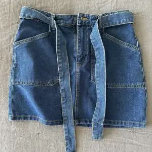 Denim skirt from Forever 21. Den är en aning stretchig. Jätteskön att ha på sig. Är i väldigt bra skick. Bältet går att ta av. Klicka inte på köp nu, istället meddela mig om intresserad. 