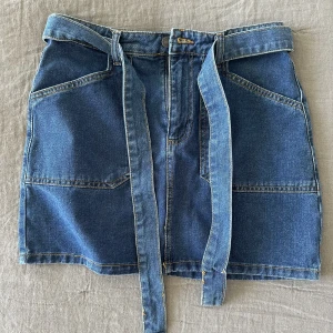 Denim skirt - Denim skirt from Forever 21. Den är en aning stretchig. Jätteskön att ha på sig. Är i väldigt bra skick. Bältet går att ta av. Klicka inte på köp nu, istället meddela mig om intresserad. 