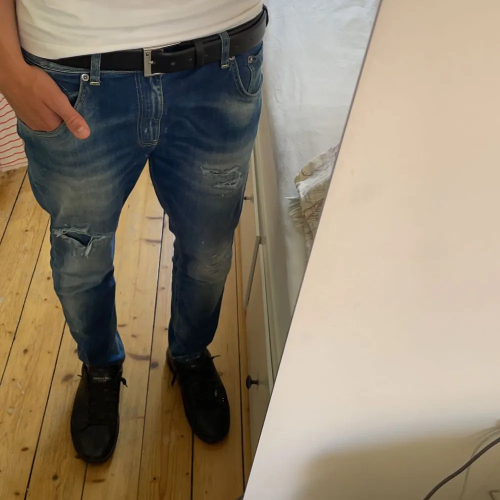 Dondup jeans, storlek 34, sitter bra på mig som är ca 180cm och väger 67. Använda max 3 gånger därav är skicket 10/10, köpa i höstas för nypris 3200kr, säljer pga kommer inte till användning.. Jeans & Byxor.