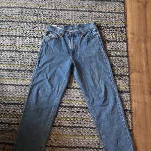 Säljer mina fina Levi’s jeans som inte kommer till användning pågrund av för liten storlek (är 186) dom sitter löst och rakt. Knappt använda och är i ett fint skick! Passar både för tjejer och killar 