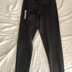 Träningsbyxor - Helt nya och oanvända byxor. Knappt provade. Känns som ett väldigt skönt och mjukt material att träna i. Färg enligt märket är dark grey/ Black. Dem är högmidjade. 