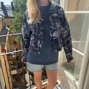 Jeansjacka från H&M i ett blått och vitt mönster, aldrig använd! Storlek M🫶