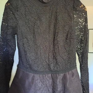 Pepulum top svart S - Säljer min svarta peplum topp i storlek S. Passar bäst för 34 & 36. Mycket sparsamt använd. Köpt på Nelly eller Bubbleroom för en väldans massa år sedan.  Obs att katt finns i hemmet ser till att plagget kommer rent och så fritt från katthår som dt går!
