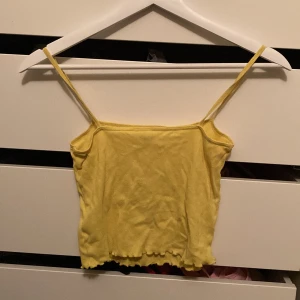 Topp, gul  - Söt gul topp, inga tecken på användning, ej genomskinlig 