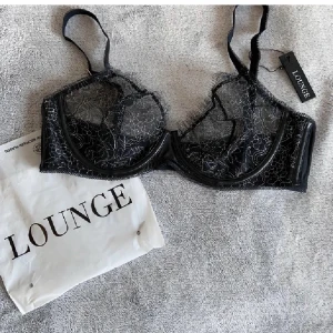 Bralette  - Helt ny bralette från lounge underwear, storlek 85C. Jättefin men tyvärr för stor!! 