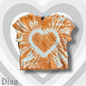 tie dye t-shirt - söt T-shirt/babytee. köpte här på plick men gillade inte hur den såg ut på mig tyvärr. nyskick! PÄLSDJUR I HEMMET!