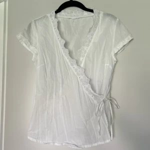Topp - Vit topp, skulle säga att det är en XS eller S. Kan skicka mått om man vill💃🏼