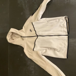 Nike tech överdel - Nike tech överdel. Knappt använd, har inga fläckar, smuts är precis som ny. Storlek M Pris kan diskuteras