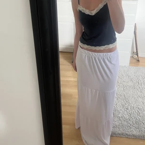 Långkjol  - Superfin vit långkjol köpt second hand som jag nu säljer för har en annan jag gillar bättre, jag är 170 o den är lång på mig!