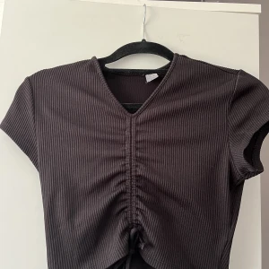 Svart t-shirts - Svart T-shirt med knytning😍 Använd några gånger men är fortfarande i bra skick, kommer från SHEIN 🩷