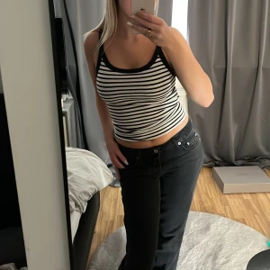 Linne - Säljer detta jättefina och sköna randiga linnet köpt från hm för några månader sedan i storlek S💕Det finns inte kvar längre att köpa så tror det kan vara slutsålt. Aldrig använd! Endast testat ett par fåtal gånger💕Säljer det för att jag måste rensa!☹️