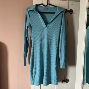 Blå långärmad klänning - Storlek s. Nyskick.