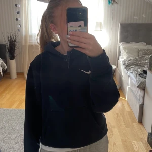 Nike Hoodie  - Säljer då den inte kommer till användning. Fint skicka och inga defekter.  Köpare står för frakt🫶🫶