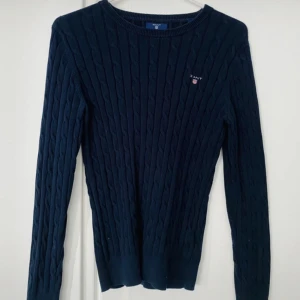 Kabelstickad tröja från GANT - Kabelstickad marinblå tröja från GANT, i superfint skick!
