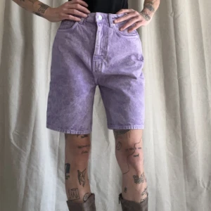 Weekday jeansshorts  - Helt oanvända shorts från Weekday i lila stentvätt. Oversized modell ”Dandy”. Mäter 34cm rakt över midjan. 