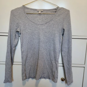 Långärmad t-shirt 🤍 - Så fin topp från Esprit! Materialet är ganska tunt och mjuk, vilket blir skönt nu till sommaren! Endast använd 2 ggr🤍 Nypris 250-299 kr! Köparen står för frakten, kan dock mötas upp i Göteborg 