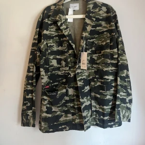 Militärskjorta  - Snygg Militärskjorta i tjockare material från Valient. Aldrig använd. 💕