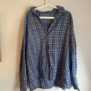 Flanellskjorta  - Blå Flannelskjorta från Pretty Little Thing. Supermjuk.💕