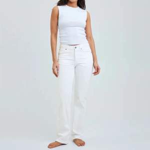 Vita jeans från Bikbok i storlek 30/32. Endast använt några gånger! Nypris 699kr