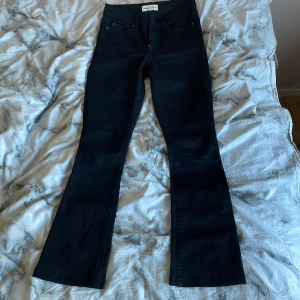  svarta bootcut jeans  -  snygga svarta bootcut jeans från gap i storlek 25. Eventuell frakt står köpa en för annars kan man mötas upp i Stockholm😊❤️